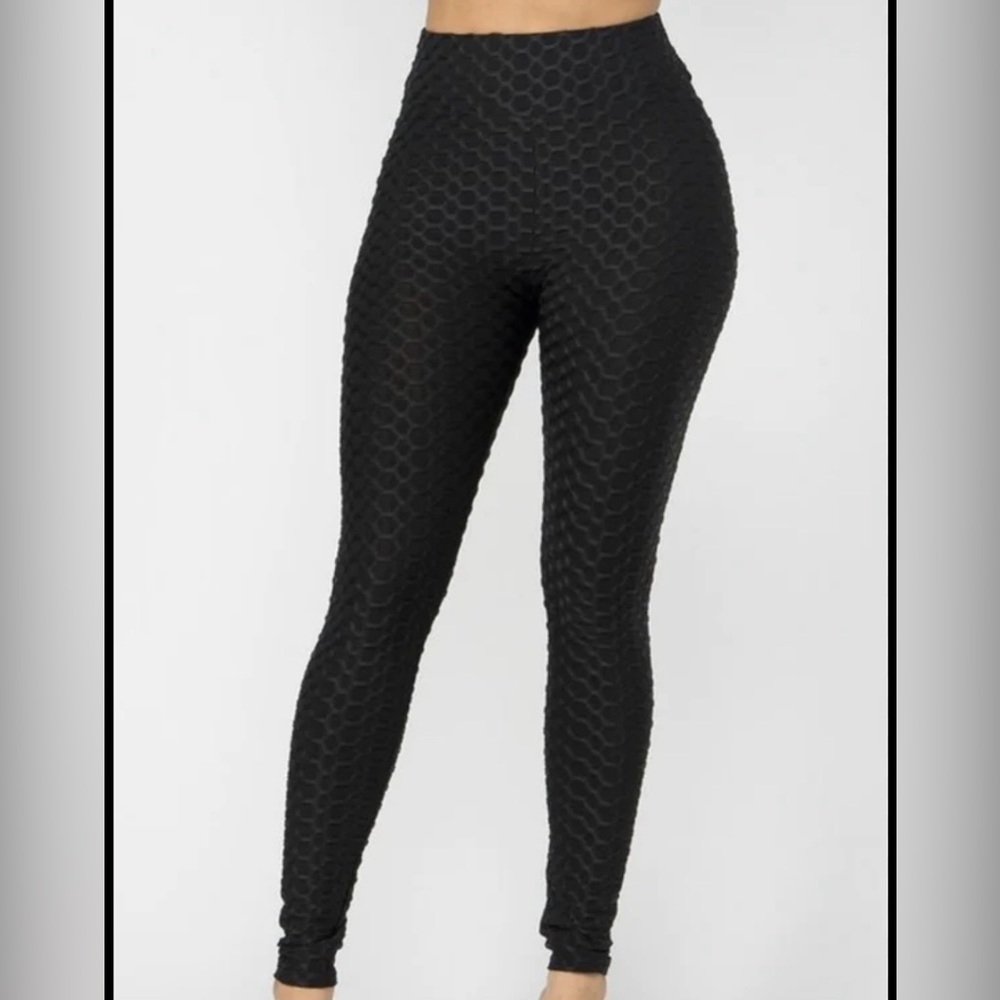 black scrunched leggings